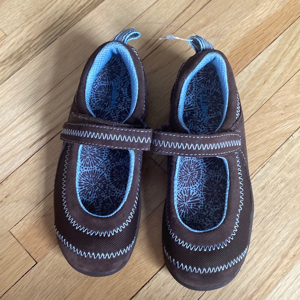NEW. L.L. Bean Girls Brown Mary Jane size 11 NWT